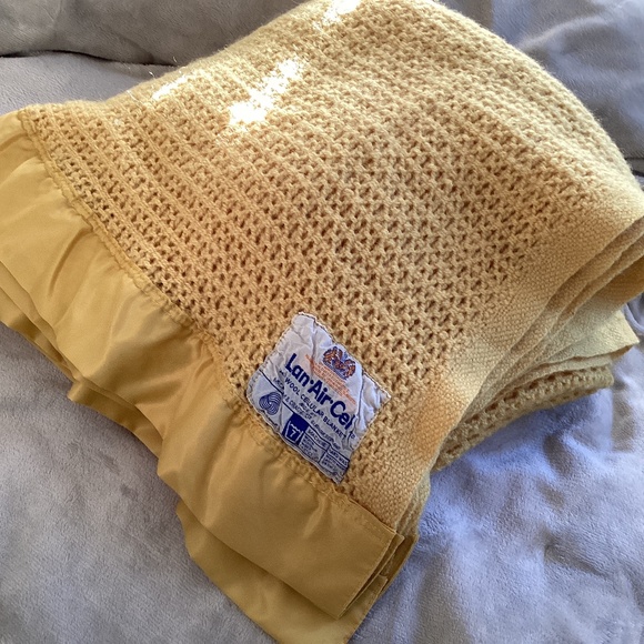 VINTAGE MUTED YELLOW/BEIGE PURE SCOTLAND WOOL SATIN TRIM BLANKET - Picture 1 of 12